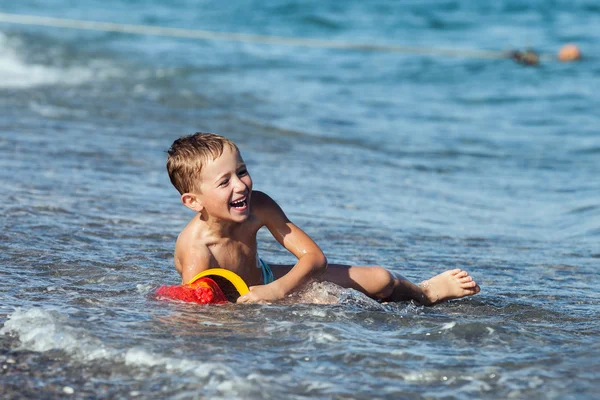 Enfant garçon sur la plage de mer — Photo