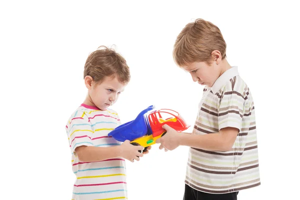 Crianças em conflito lutam por brinquedo — Fotografia de Stock