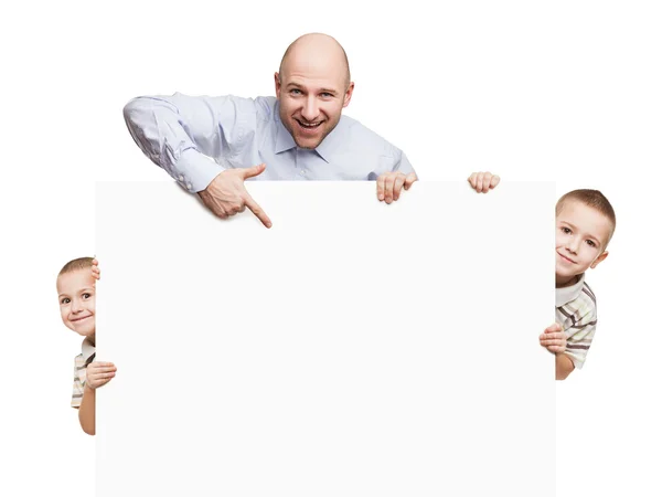 Padre e hijos sosteniendo letrero o pancarta en blanco —  Fotos de Stock