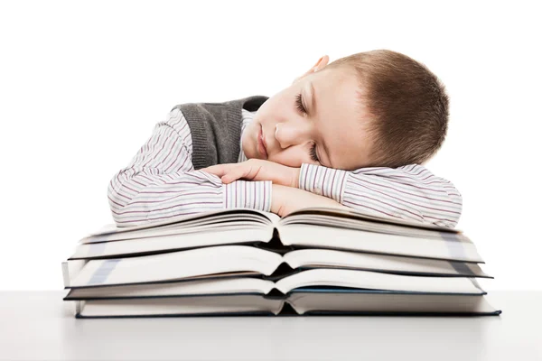 Enfant dormir sur les livres de lecture — Photo