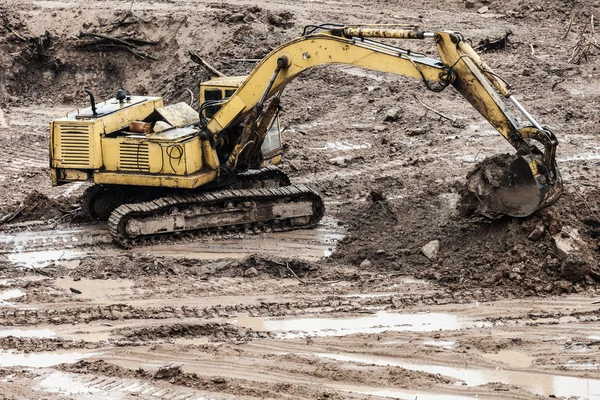 Máquina escavadora de escavação no canteiro de obras — Fotografia de Stock