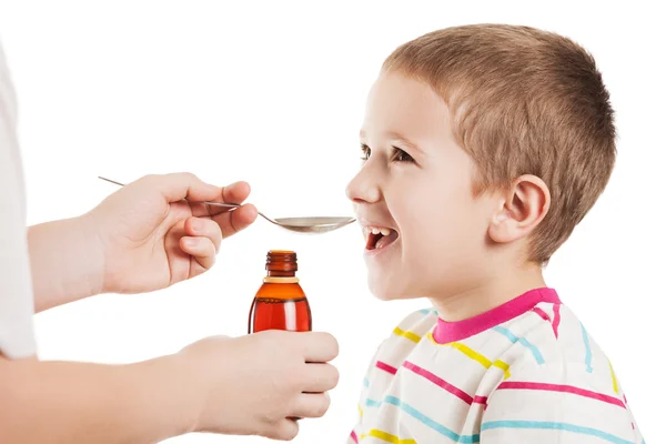 Médico dando colher de xarope para menino — Fotografia de Stock