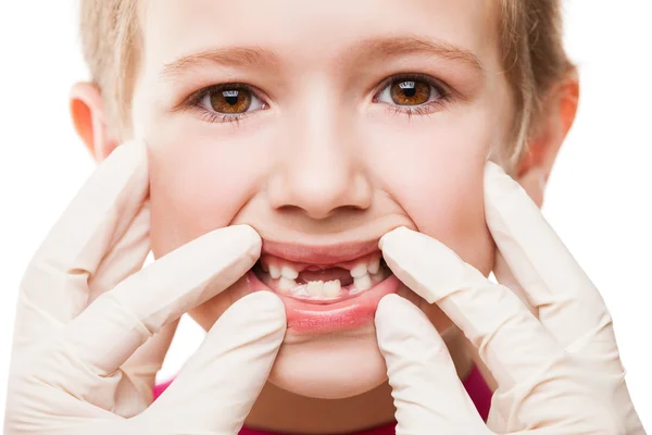 歯科医は子供の歯を調べる — ストック写真