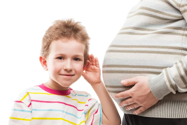 Nieuwsgierig kind jongen luisteren zijn zwangere moeder buik — Stockfoto