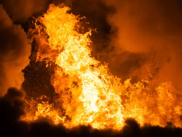 Burning fire flame on wooden house roof — Stock Photo, Image