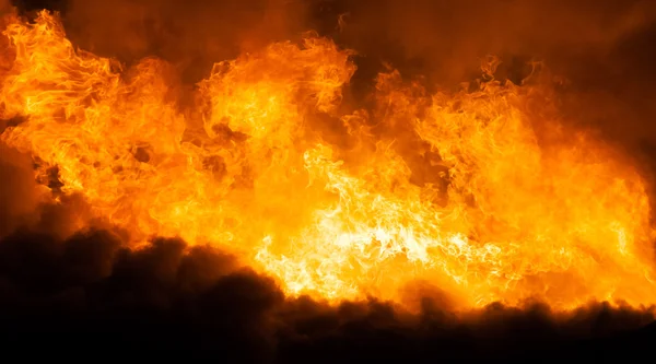 木造住宅の屋根の上の非常に熱い炎 — ストック写真