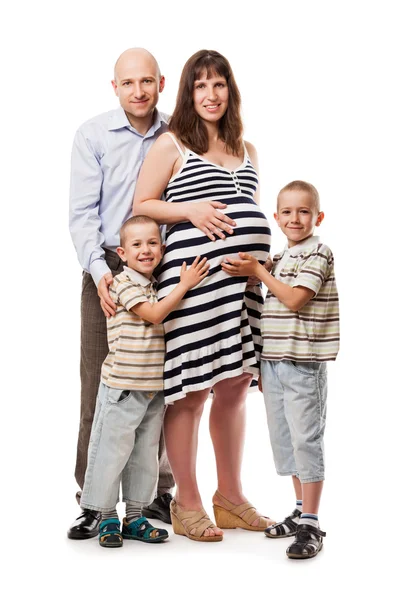ลูกชายสองคนกับพ่อและแม่ตั้งครรภ์ — ภาพถ่ายสต็อก