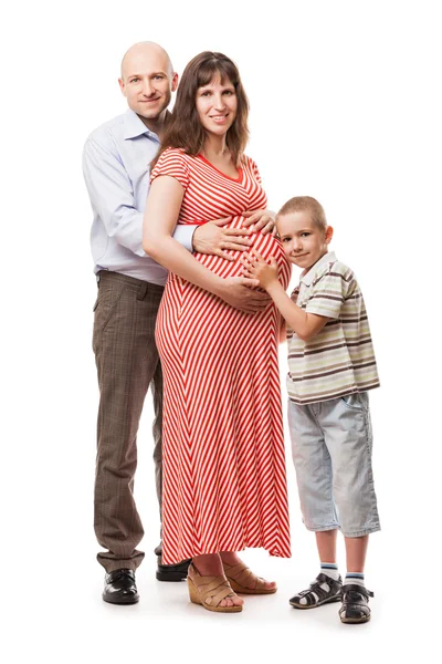 Sedikit tersenyum anak laki-laki dengan ayah dan ibu hamil — Stok Foto