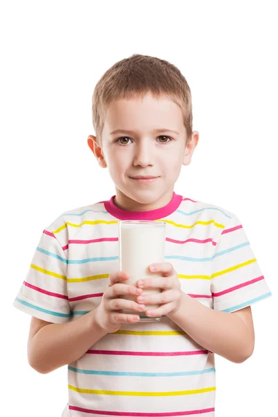 微笑的孩子男孩喝牛奶 — 图库照片