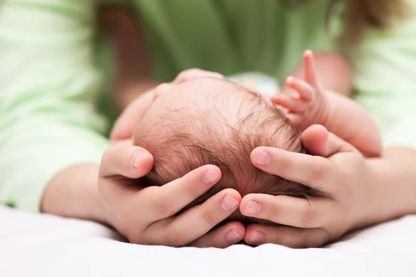 Yeni doğan bebek çocuk annesi eller üzerinde uyuyan sevimli — Stok fotoğraf