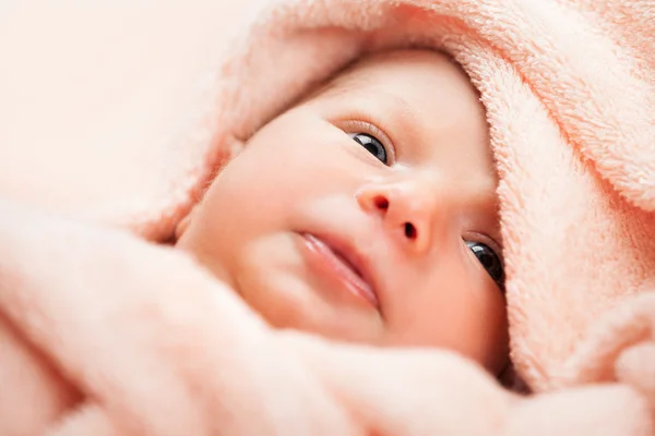 Pequeno bebê recém-nascido bonito criança — Fotografia de Stock