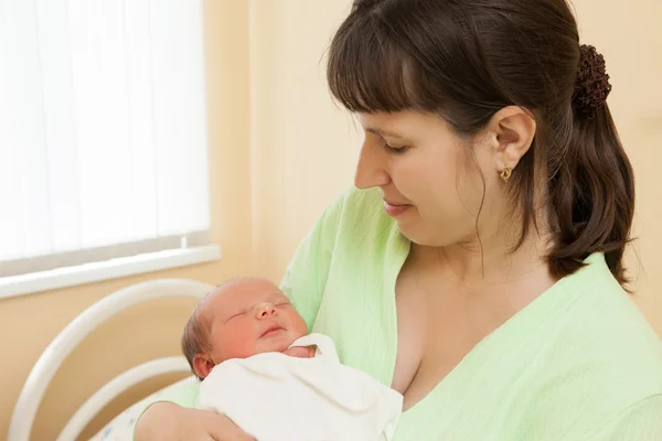 Lindo bebé recién nacido dormido en manos de la madre — Foto de Stock