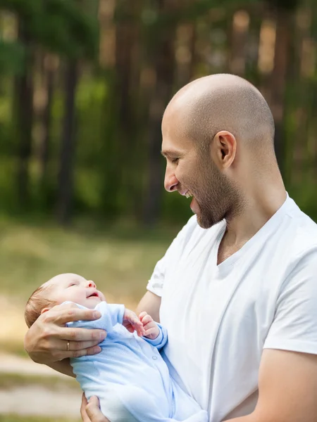 Vater und neugeborener Sohn spazieren im Freien — Stockfoto