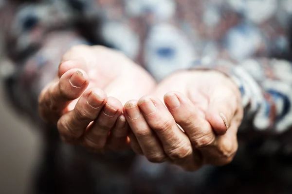 Mãos de idosos que pedem comida ou ajuda — Fotografia de Stock