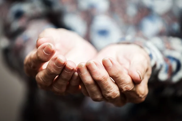 Personne âgée mains mendiant de la nourriture ou de l'aide — Photo