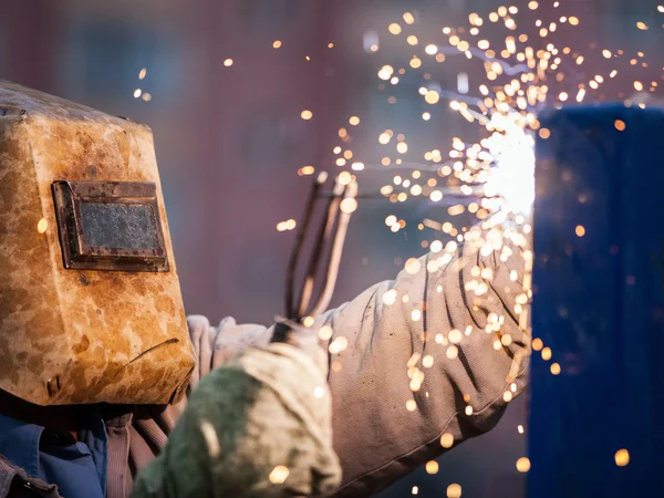 Lichtbogenschweißer Arbeiter in Schutzmaske Schweißen Metallkonstruktion — Stockfoto