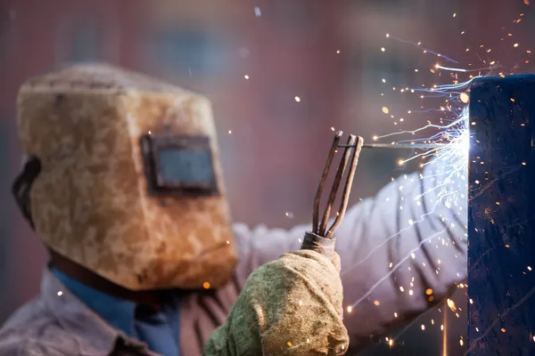Lichtbogenschweißer Arbeiter in Schutzmaske Schweißen Metallkonstruktion — Stockfoto