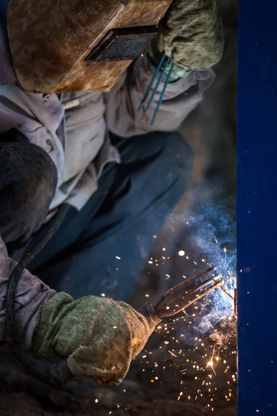 Arc welder worker in protective mask welding metal construction — Stock Photo, Image