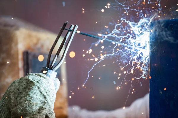 Arc welder worker in protective mask welding metal construction — Stock Photo, Image