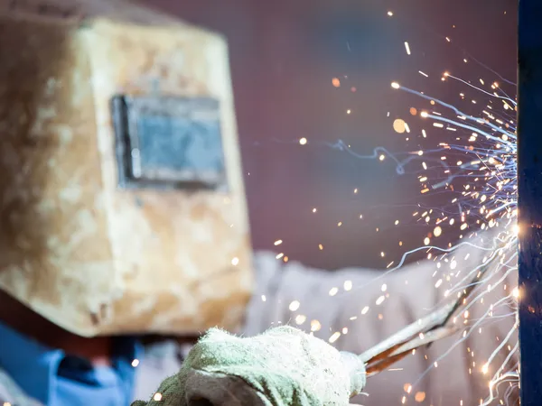 Lichtbogenschweißer Arbeiter in Schutzmaske Schweißen Metallkonstruktion — Stockfoto