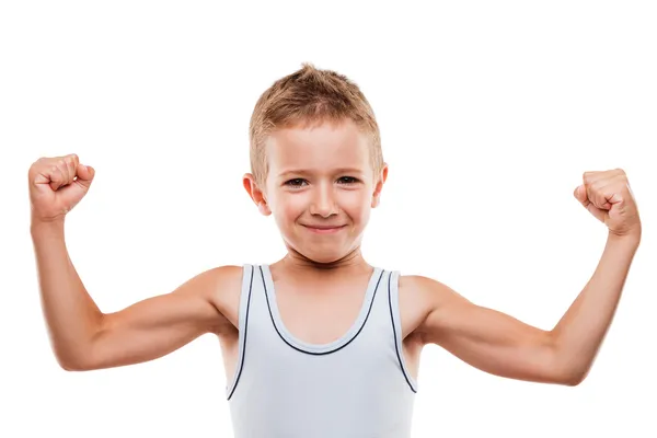 Lachende sport kind jongen tonen hand biceps spieren sterkte — Stockfoto