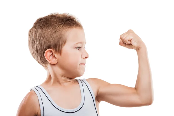 Sonriente deporte niño mostrando la mano bíceps músculos fuerza — Foto de Stock