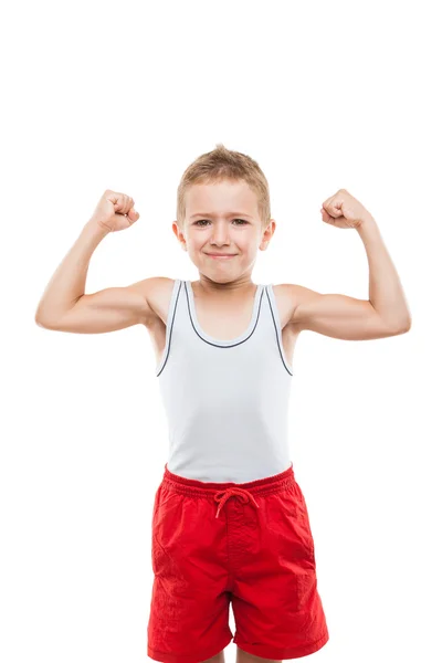Mosolygó sport gyermek fiú mutató kéz bicepsz izmok erejét — Stock Fotó