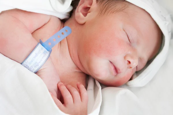 Pequeño bebé recién nacido lindo durmiendo —  Fotos de Stock