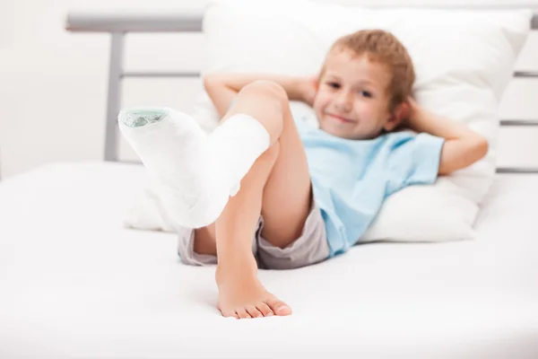 Little child boy with plaster bandage on leg heel fracture or br — Stock Photo, Image