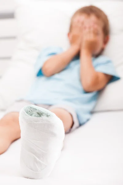 Little child boy with plaster bandage on leg heel fracture or br — Stock Photo, Image