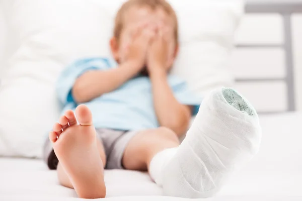 다리 발뒤꿈치 골절 또는 br에 석고 붕대로 작은 아이 보 — 스톡 사진
