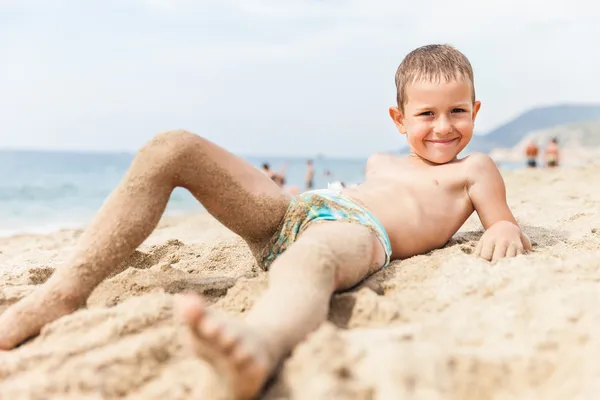 Enfant garçon sur la plage de mer — Photo