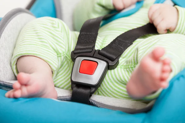 Petit bébé enfant dans le siège auto de sécurité — Photo