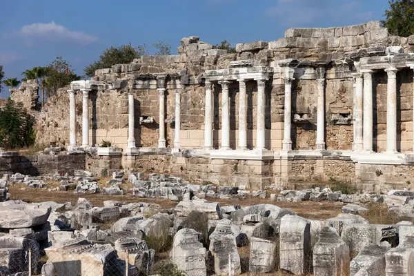 Antiguas columnas de construcción en el lado de Turquía — Foto de Stock