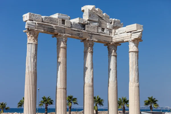 Antiguas columnas del templo de Apolo al lado de Turquía — Foto de Stock