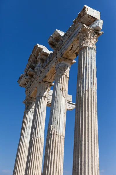Antiguas columnas del templo de Apolo al lado de Turquía — Foto de Stock