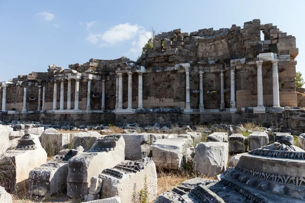 Antiguas columnas de construcción en el lado de Turquía — Foto de Stock