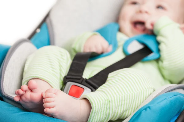 Petit bébé enfant dans le siège auto de sécurité — Photo