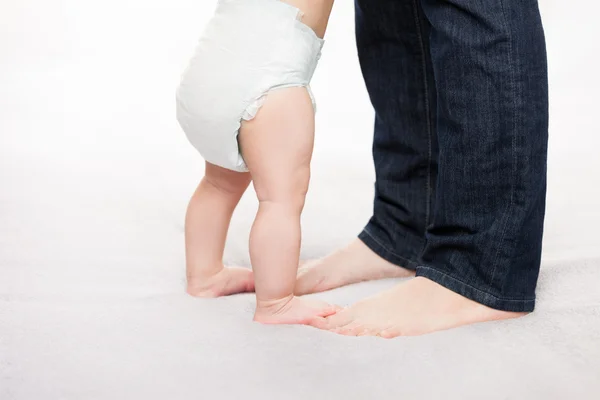 Mamma hålla lilla baby barn pojke gör första steget — Stockfoto