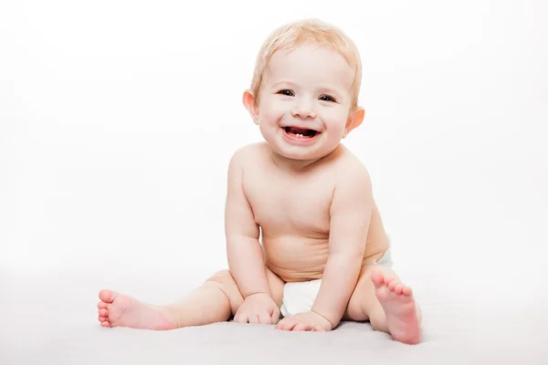 Маленький милый улыбающийся новорожденный ребенок — стоковое фото