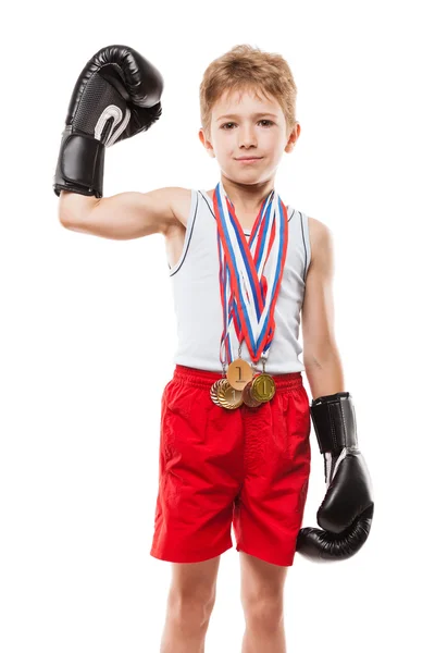 Campione di boxe sorridente bambino ragazzo gesticolando per il trionfo della vittoria — Foto Stock