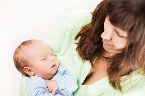 Schattig slapen pasgeboren baby kind op moeder handen — Stockfoto
