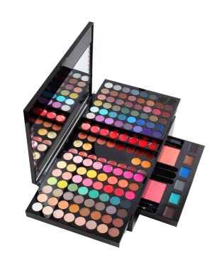 Beyaz arka plan üzerinde izole lüks büyük kozmetik paletinin kit. göz farı, Dudak kremi, kompakt pudra.