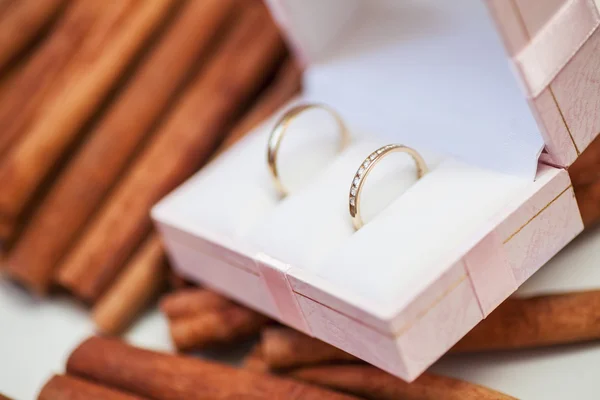 Dois anéis de casamento dourados na caixa — Fotografia de Stock