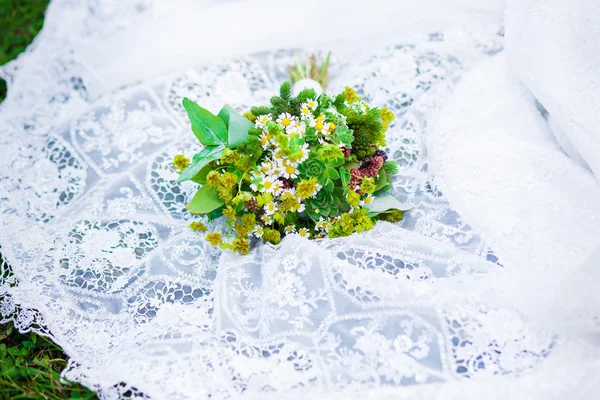 Brudbukett på brudens klänning — Stockfoto