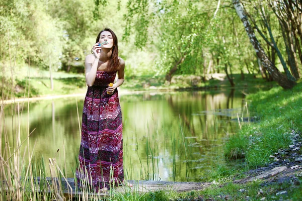 Schöne junge Frau — Stockfoto