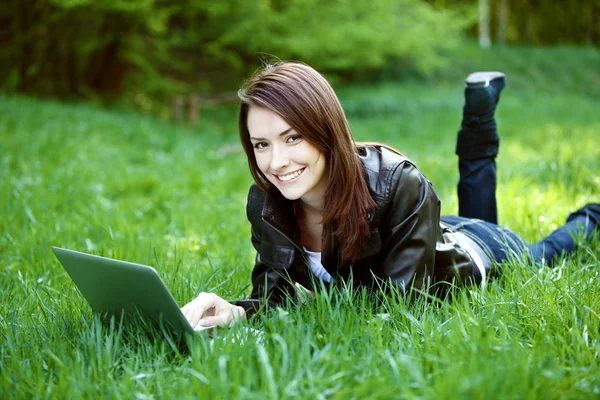 Estudiante con cuaderno al aire libre — Foto de Stock