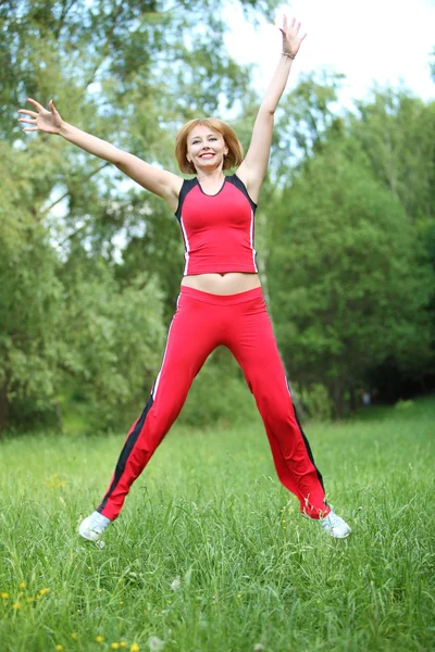 Young sports woman outdoor — Stock Photo, Image