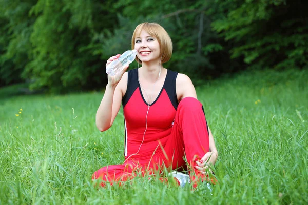 Mujer joven meditación al aire libre —  Fotos de Stock
