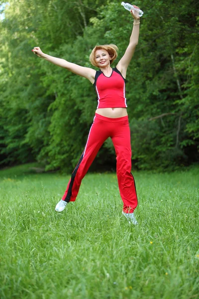 Joven mujer de deportes al aire libre foto con espacio de texto — Foto de Stock